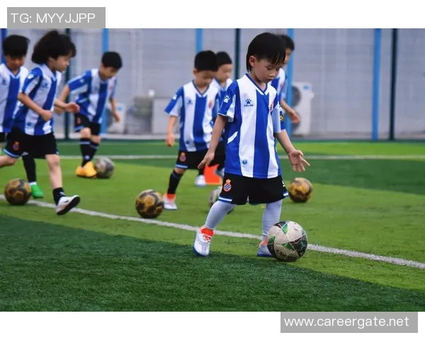 足球明星天天向上展现拼搏精神与团队合作的魅力与激情